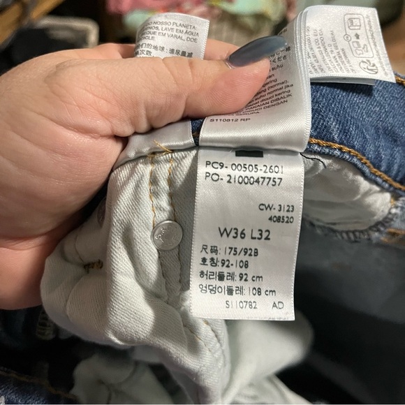 Levi's 505 Blue Straight Jeans Classic Style size 36x32 distressed relaxed fit - Picture 10 of 10